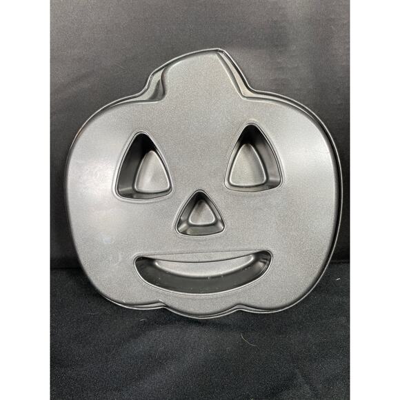 Halloween Baking Bundel, Wilton Pumpkin Cake Pan & Measuring Cups, Mini Pan - Picture 2 of 8